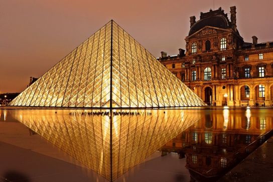francia igeragozás Louvre piramis
