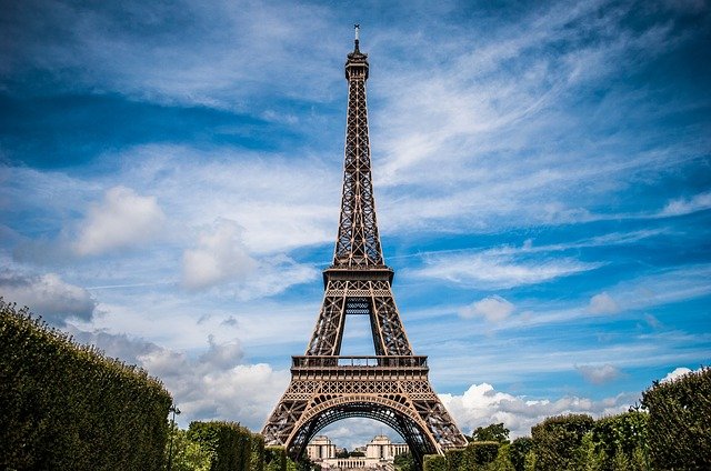 Eiffel-torony - fordított francia y névmás
