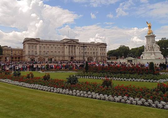 angol határozott névelő Buckingham Palace