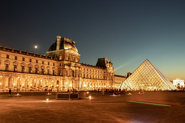 Francia kifejezések a Louvre mellett is előfordulnak